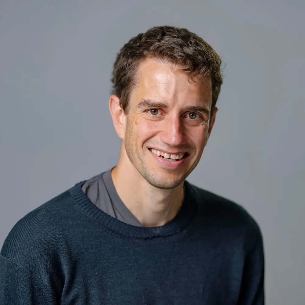 Headshot of Simon Evans