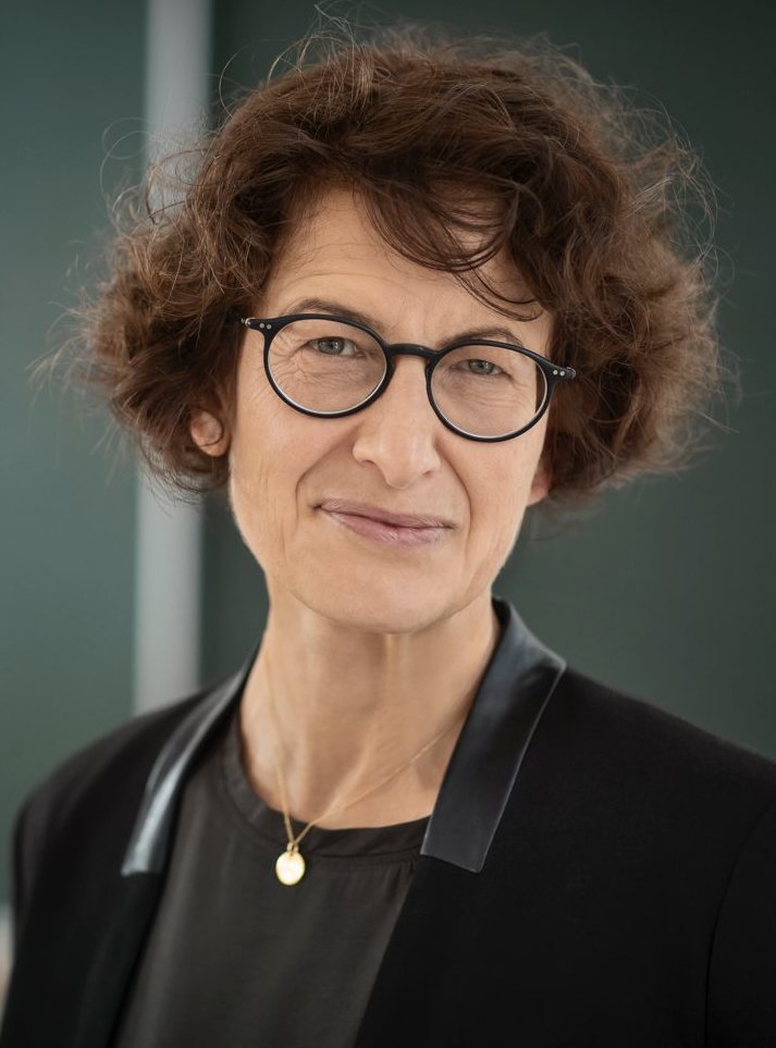 Photo of Özlem Tureci looking into the camera