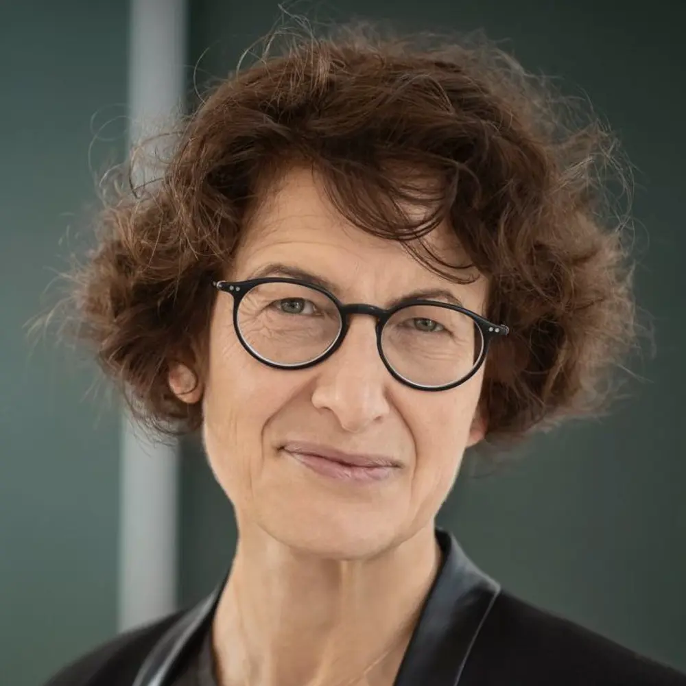 Photo of Özlem Tureci looking into the camera